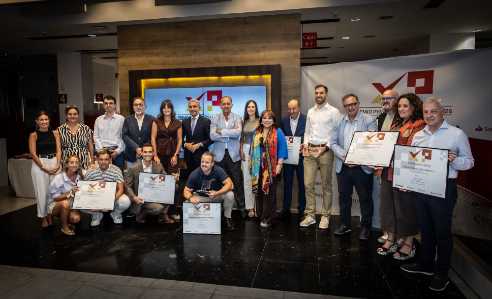 Foto de grupo con todos los premiados en la gala de Mejor Pyme del Año La Rioja 2026